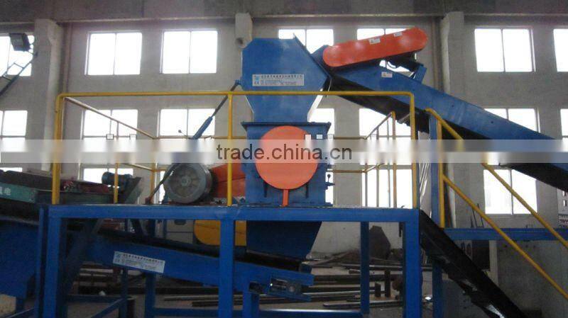Waste tire shredding machine