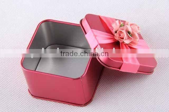 square metal with rose ribbon/gift box