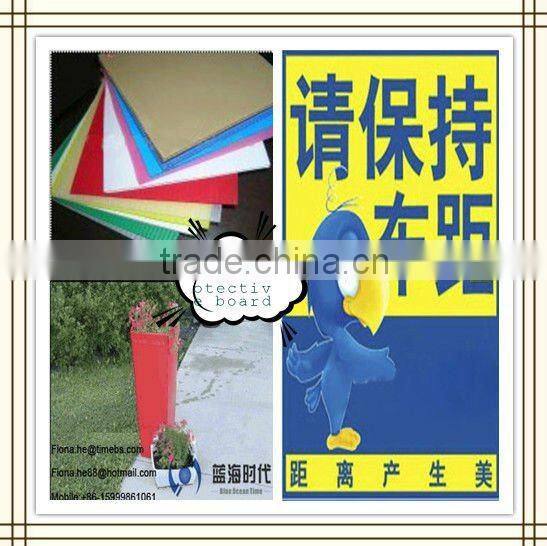 Folding corrugated plastic displaying stand