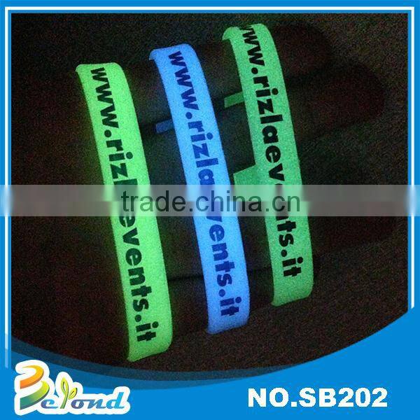 2016 Hot selling low price soft glowing silicone bracelets