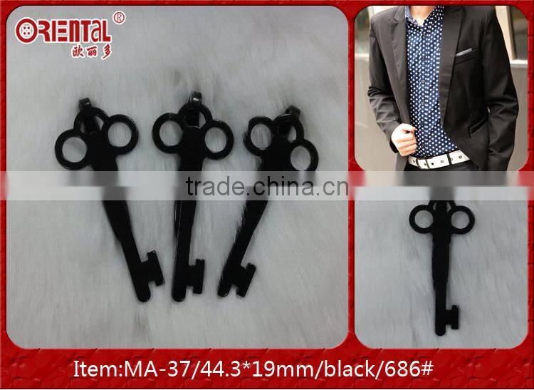 matt black key-shaped metal brooch for men
