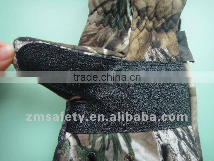 Camouflage color anti-slip winter gloves with 3M lining