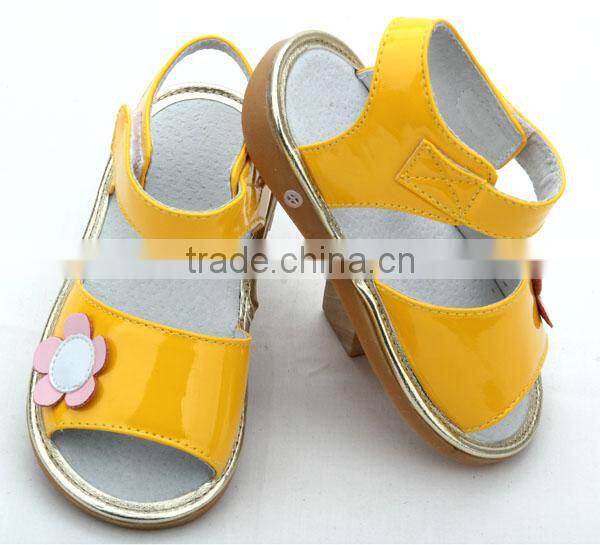 Cute high quality soft sole sandals kids shoes with sound