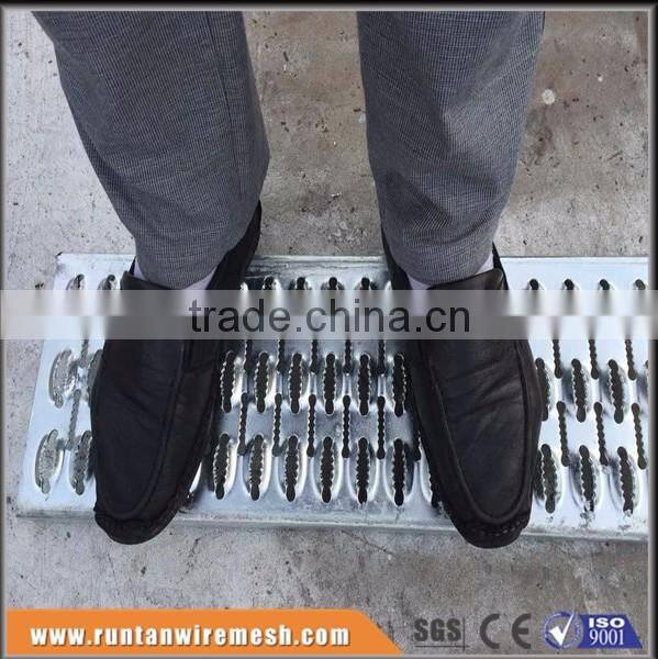 Hot dipped galvanized Diamond perforated grip strut safety grating (Trade Assurance)