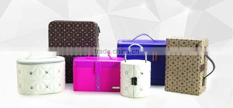 Round cosmetic box in bamboo looking