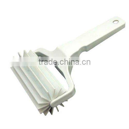 New style plastic dough dockers roller dough cutter