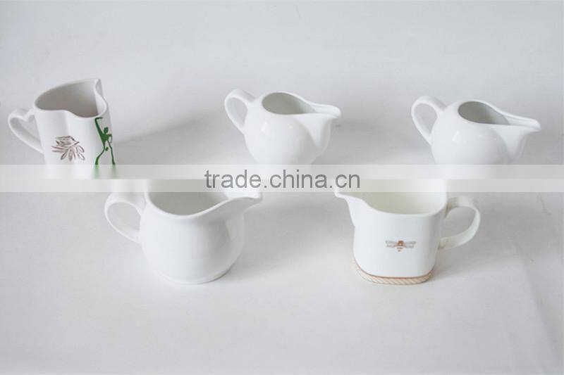 white plain ceramic mug