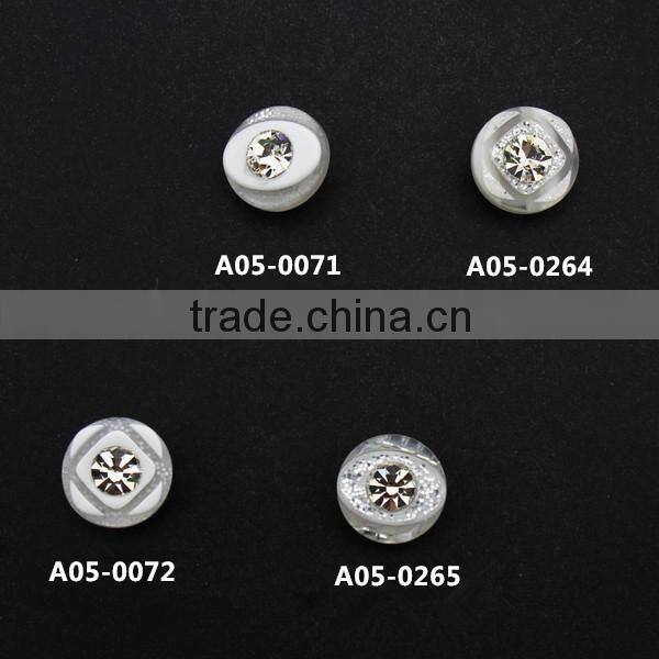Good shinning wholesale rhinestone button