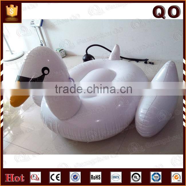 2015 newest creative game water floating inflatable swan toy for fun