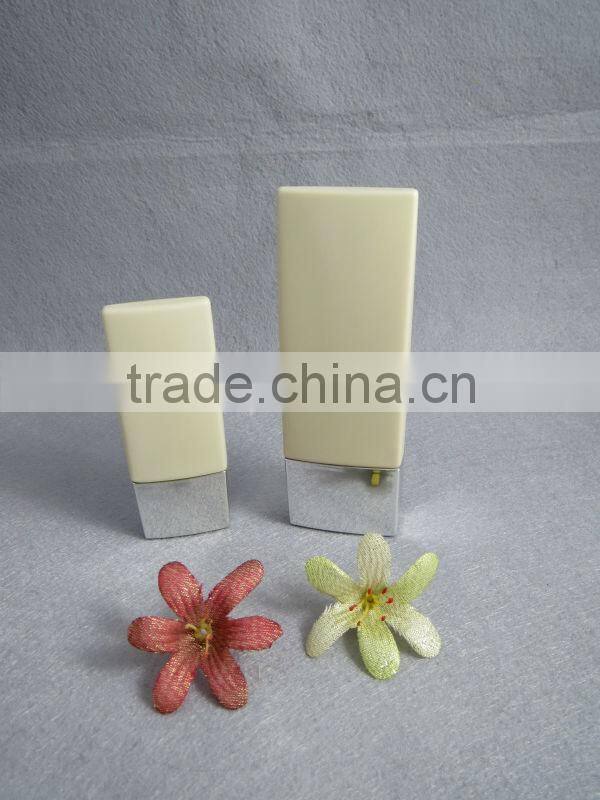 plastic cosmetic lotion bottle with plastic plug