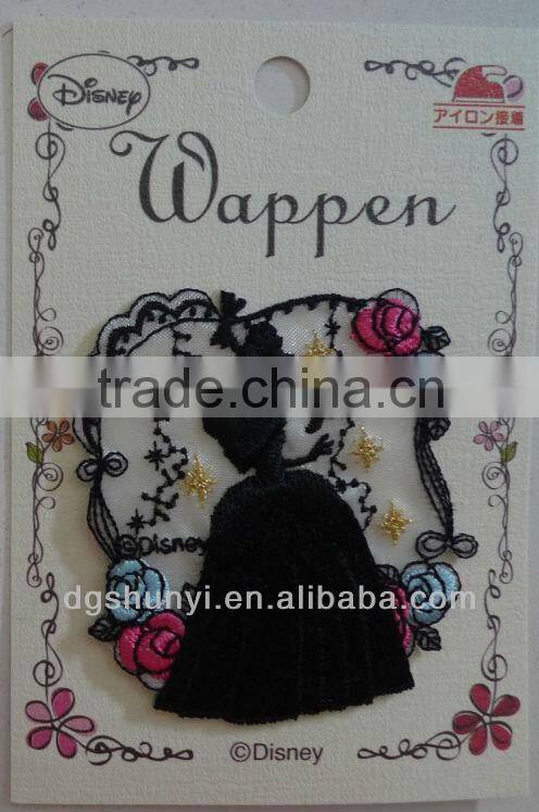 Water-soluble flower embroidered design for garment collar