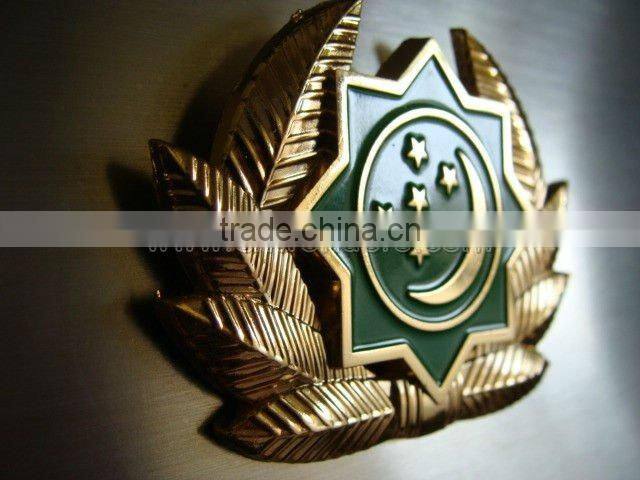 Beatuiful fashion gold pin star badge