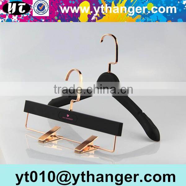 YY0538 black antislip rubber coated plastic hanger rubber coat hanger with metal hook