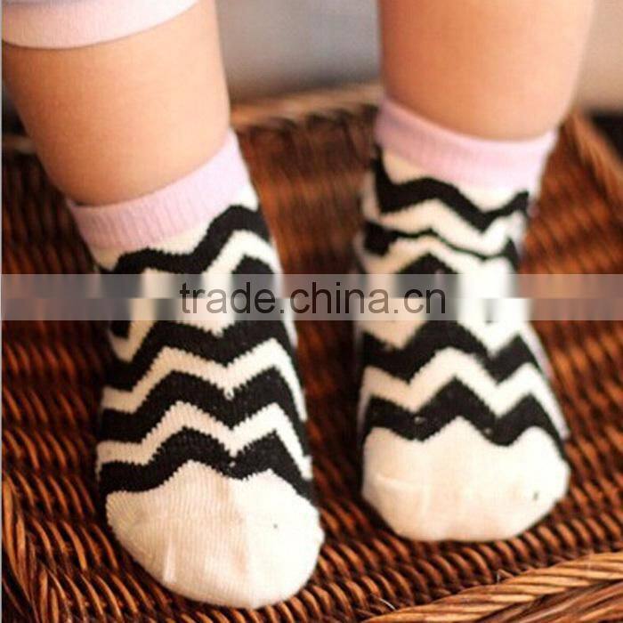 2015 fashion design socks cost-effective baby non slip socks