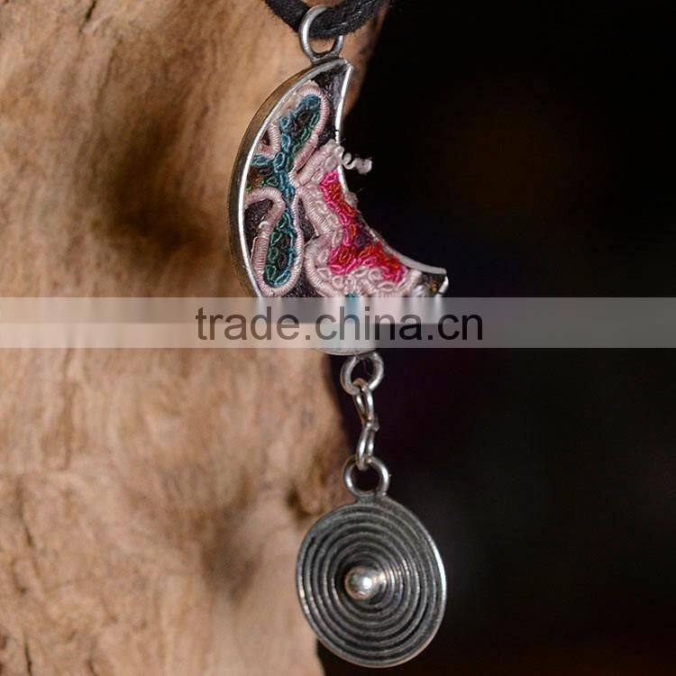 Wholesale exquisite moon shape design vintage moon shape pendant neklace pendant necklace