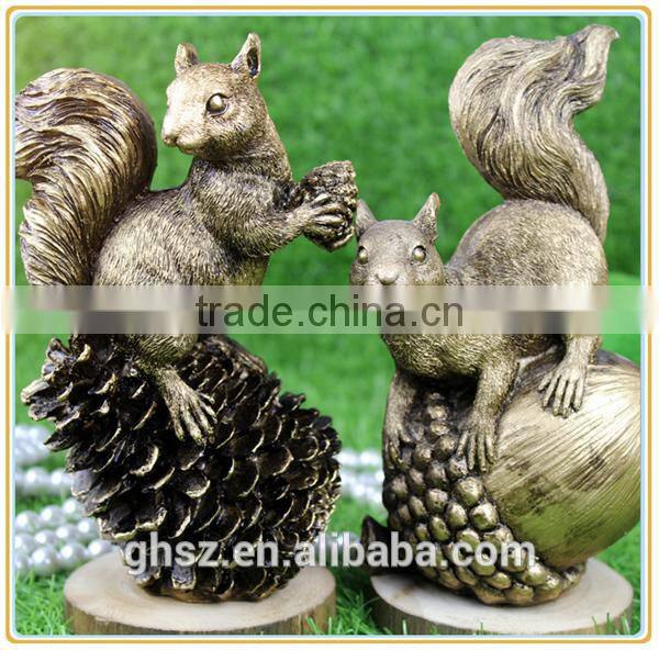 Custom fashion garden decorative animal resin cute and vivid squirrel figurine for sale