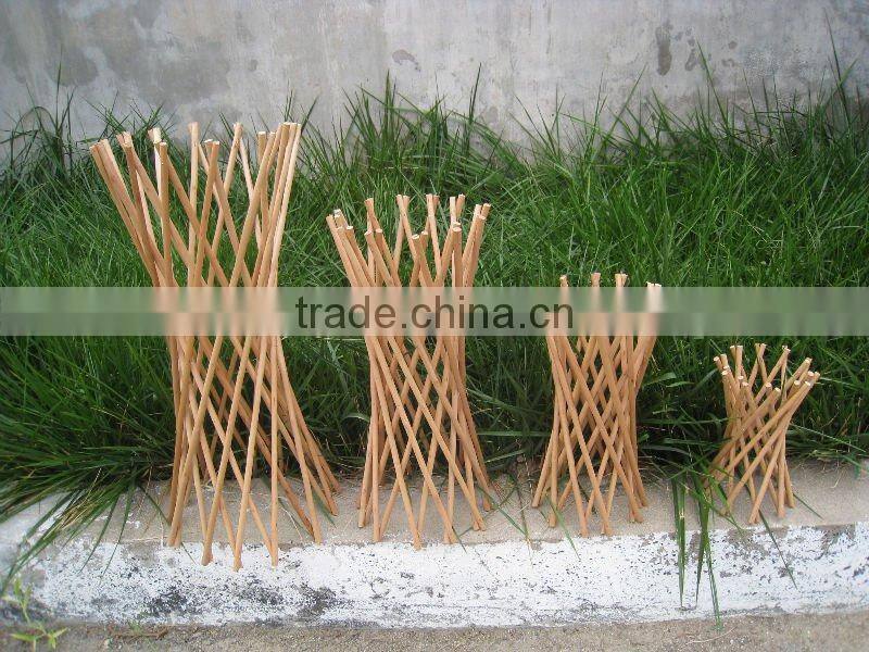 Expandable willow obelisk