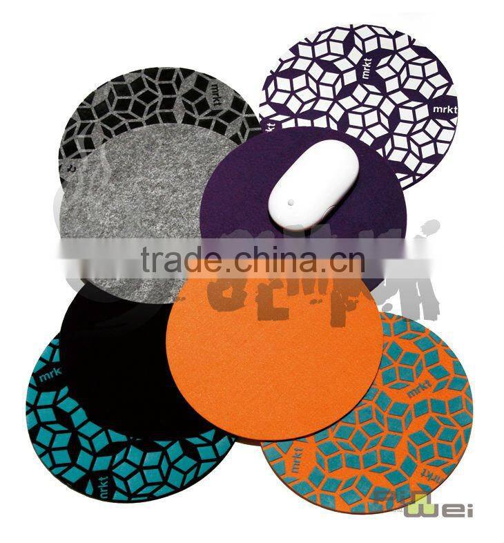 Rubber gaming mousepad with overlocked edge