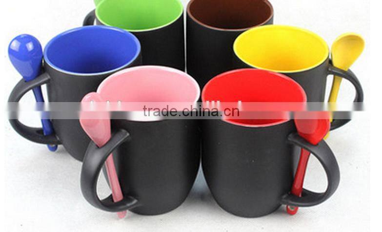 creative magic 11 oz color changing matte outer black and inner color ceramic coffee mug eiyh inserting spoon