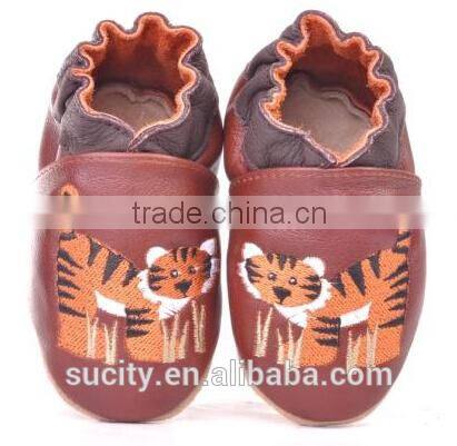 china baby leather shoe with tiger embroidered