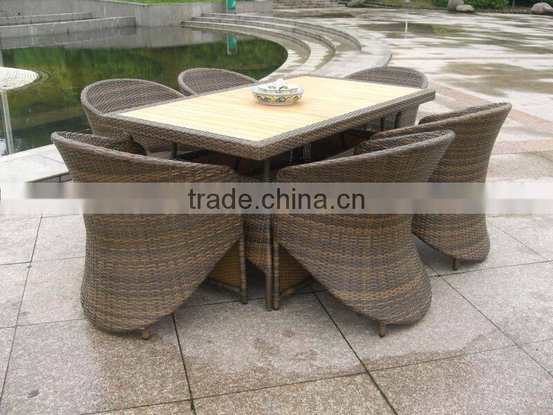 Wicker coffee table and chairs T066