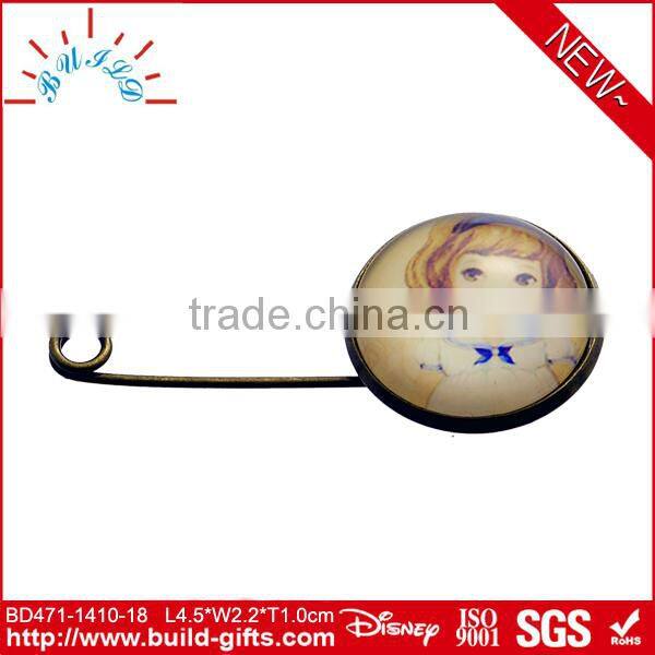 crochet invitation brooch