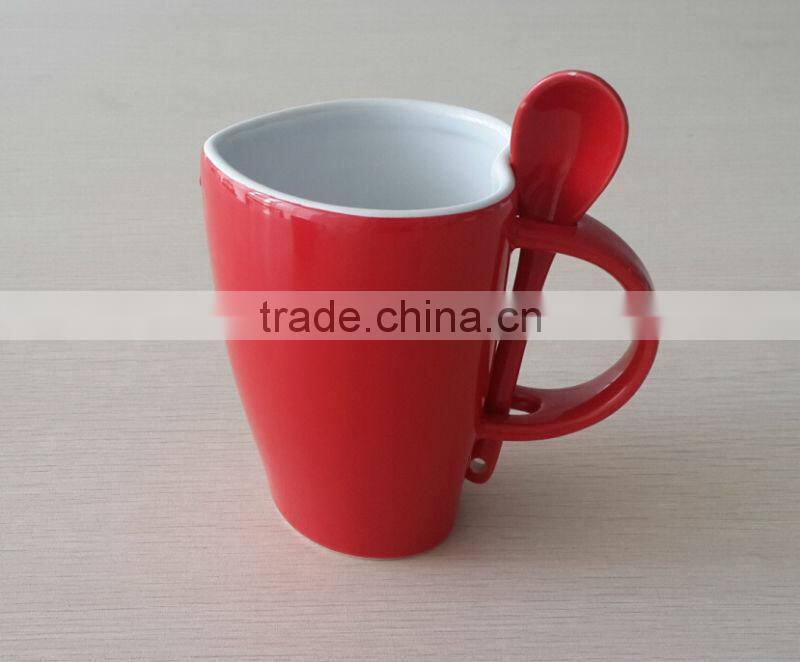Factory bulk sale gift ceramic heart shape mug with spoon in handle