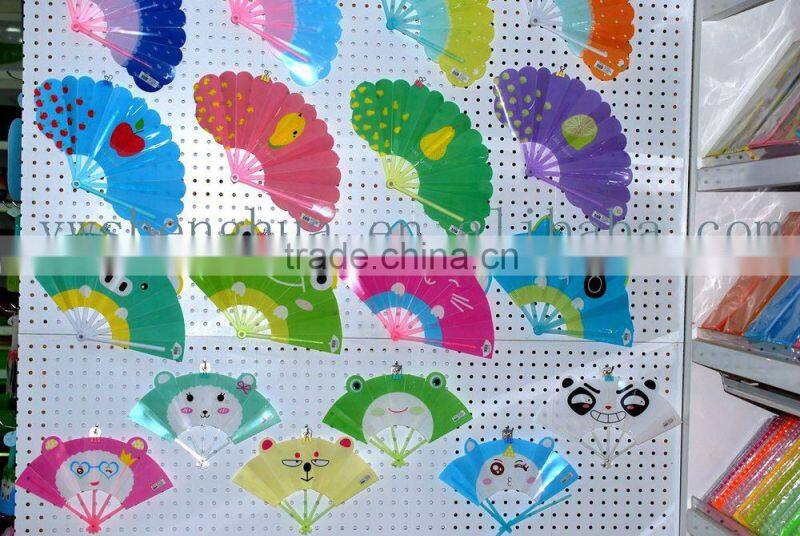 2015 new design advertising poromotional plastic fan/plastic advertising hand fan stand