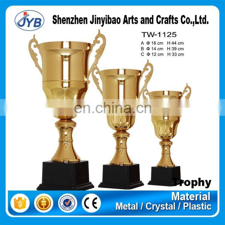 China supplier 2017 wholesale various design football soccer trophy