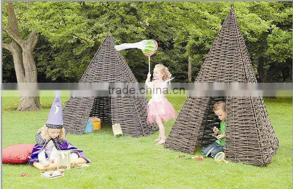 Wicker garden decoration --- flower stand & planter