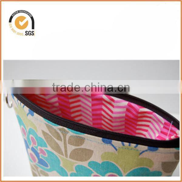 Vintage Cottage Flower Print / Makeup Bag / Cosmetic / Zipper Pouch By Chiqun Dongguan CQ-H02017