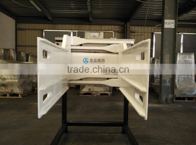 bale clamps mounted in forklift