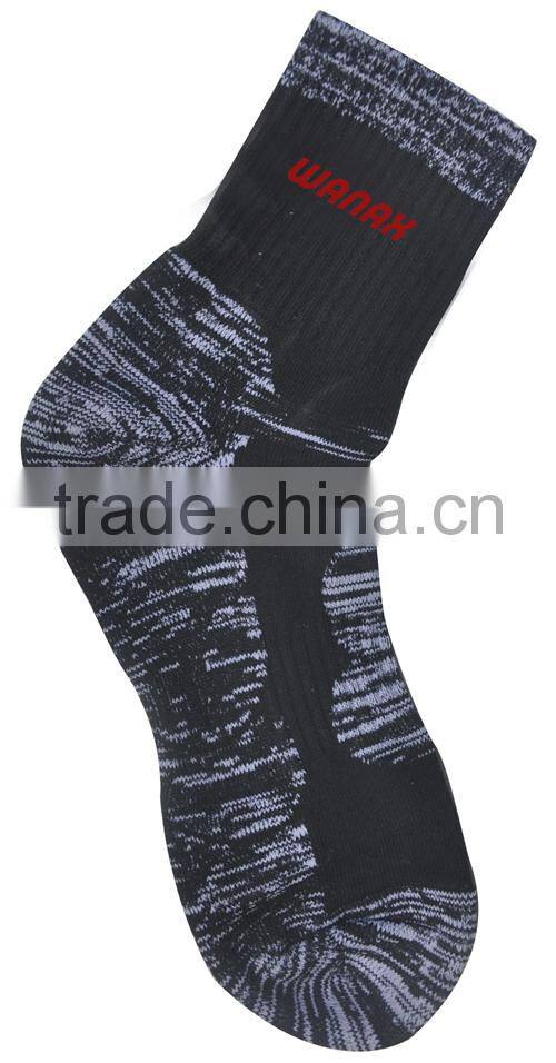 2015 the newest cheap sports socks mid-calf length socks