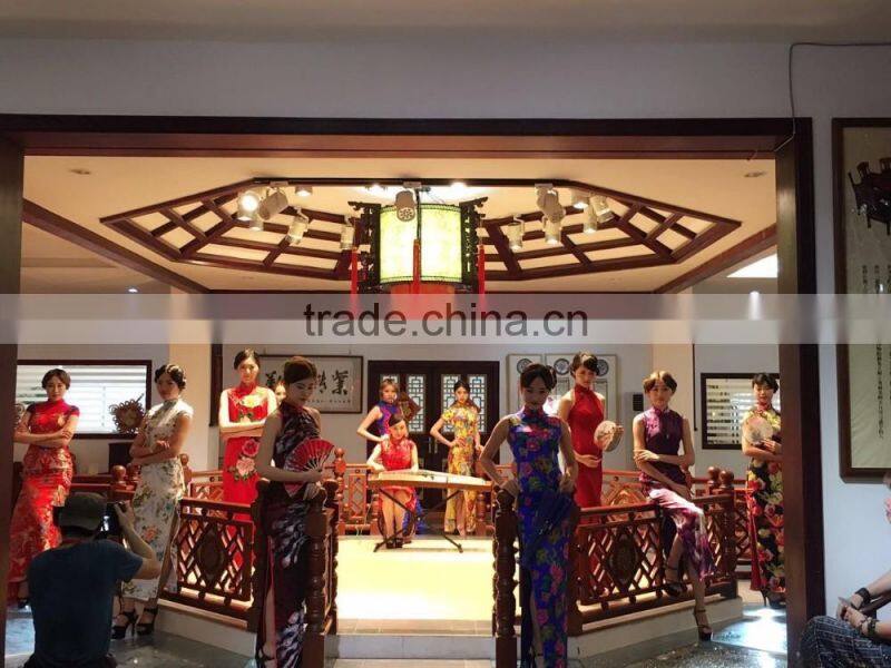 2016 Ladies high quality embroidered velvet short sleeve cheongsam
