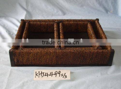 willow trayThe cane makes up the basket tray