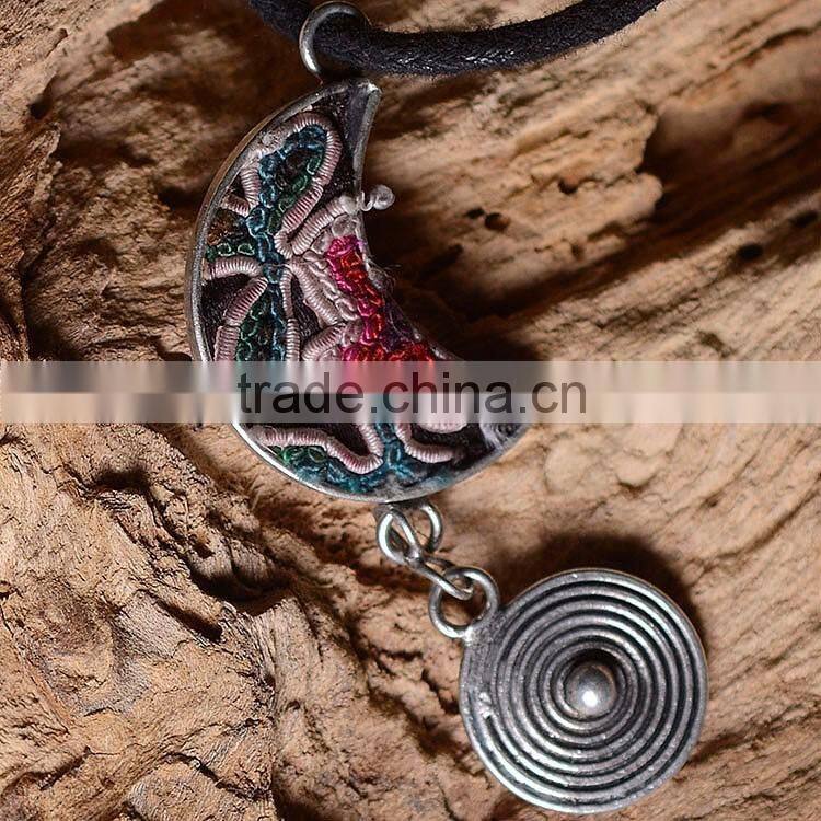 Wholesale exquisite moon shape design vintage moon shape pendant neklace pendant necklace