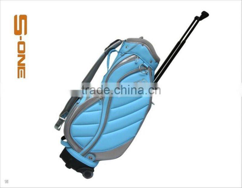 Golf bag with wheel