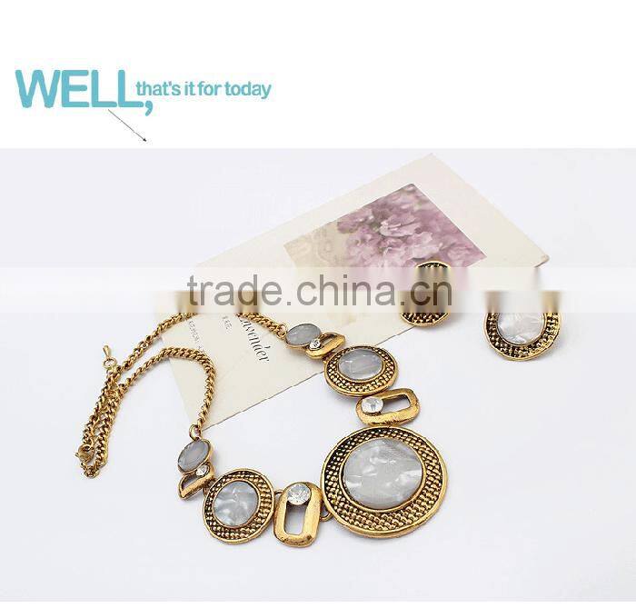 Vintage gold costume jewelry aulic style round gemstone necklace