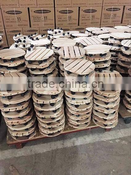 Wooden mat with wheels for your flower pot