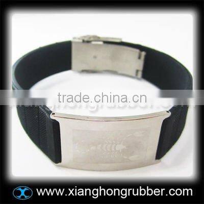 Latest design silicone bracelet with stainless steel accessoire