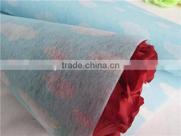 Cloudy style non-woven wrap roll