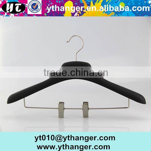 YY0444 black rubber paint clothes hanger with clips plastic hanger for coat