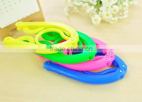 New Non Slip Hanger Portable Travel Plastic Shirt Clothing Holder Folding