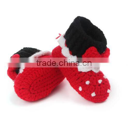 Hand knit baby shoes crochet newborn baby shoes photography props Newborn baby shoes photo prop