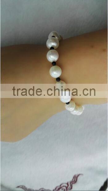 AA 7-8mm round white and 2-3mm black freshwater pearl bracelet