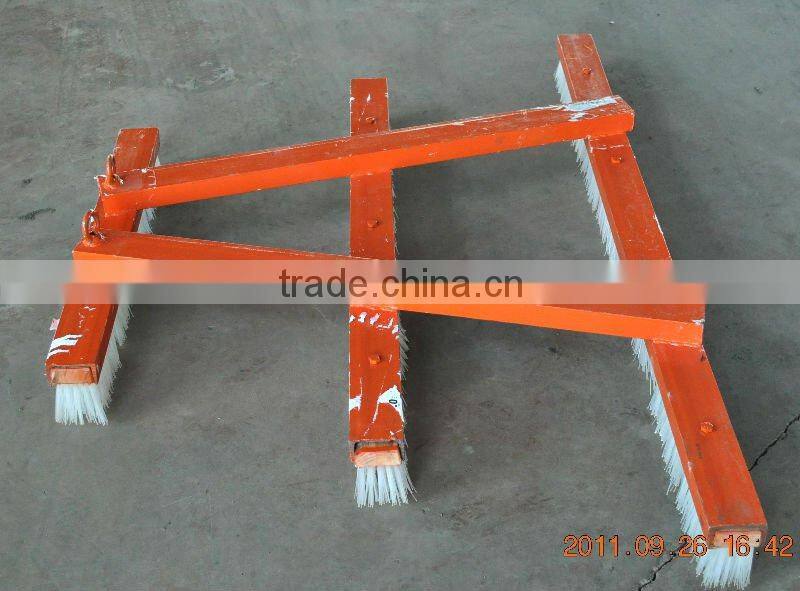 Combing machine for artificial turf