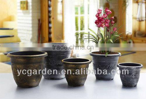 round plastic flower pot