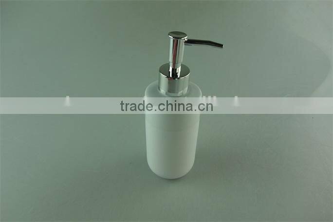 cheap white ceramic bathroom set/sampoo jar and cup set wholesale for hotel used