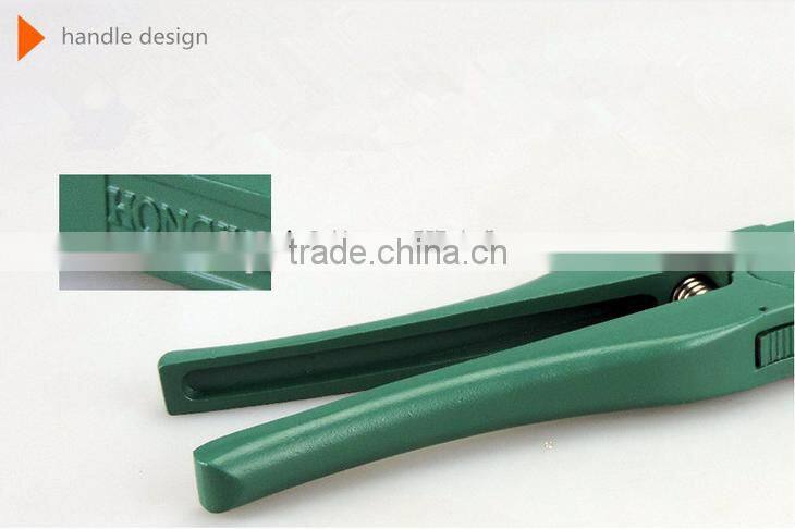 Ear tag pliers in GREEN