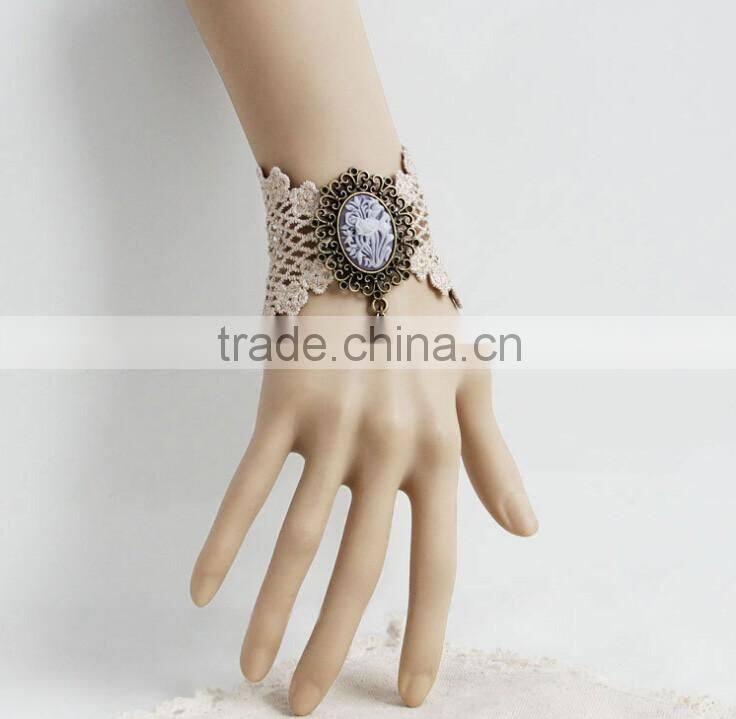 >> 15074 SWRetro Vintage Ladies beige beauty Bacelets, Lace cuff Bracelet /